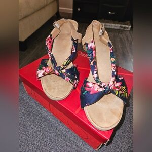 🛍 Aerosol Plush Pillow Wedges 11W